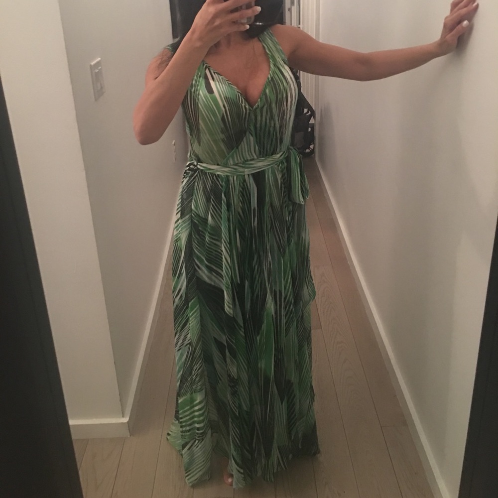 Beautiful flowy dress perfect for vacation!! 🌴